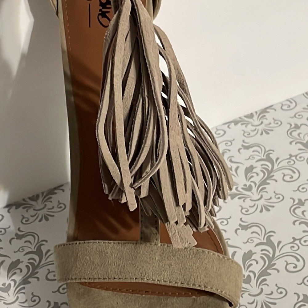 Mossimo heeled  suede sandals. - Picture 4 of 9